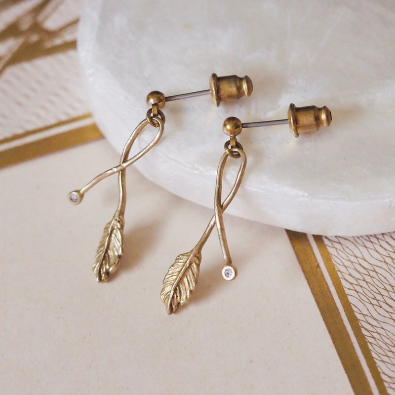 手感线条 羽毛锆石耳环 / 可改夹式耳环 - 耳环/耳夹 - 铜/黄铜 金色