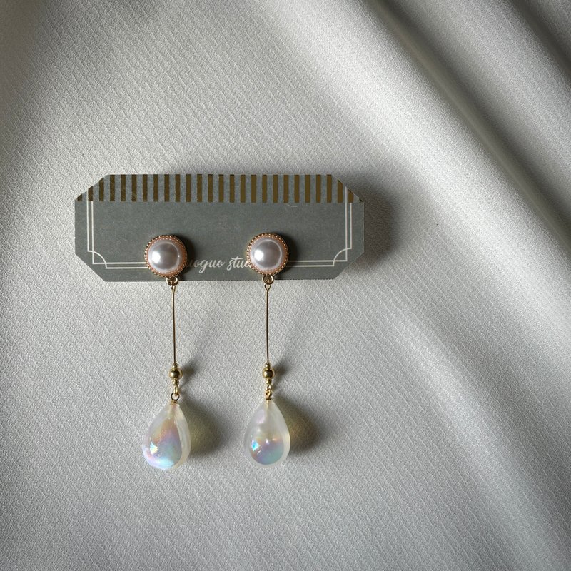 霓光白水滴垂坠耳环 - 耳环/耳夹 - 压克力 透明