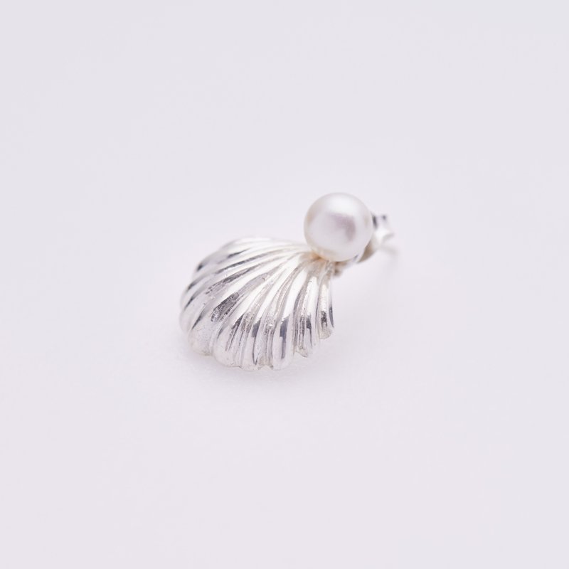 【母亲节礼物】贝壳珍珠耳环 pearl earrings with shell - 耳环/耳夹 - 纯银 