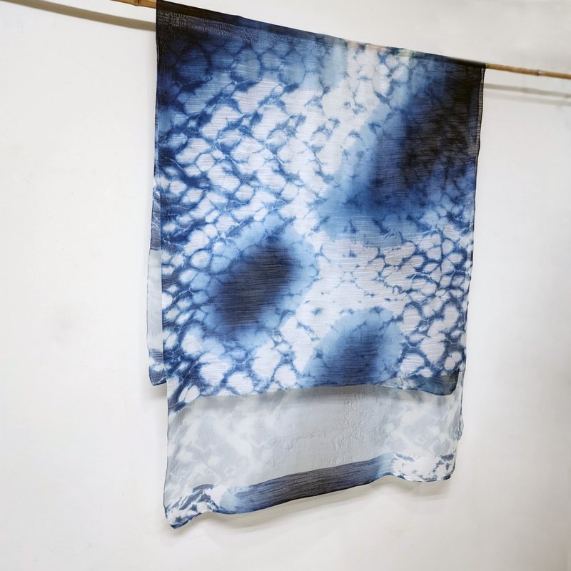 蓝染-溪底里的石头丝毛围巾(植物手染) - 围巾/披肩 - 其他人造纤维 蓝色