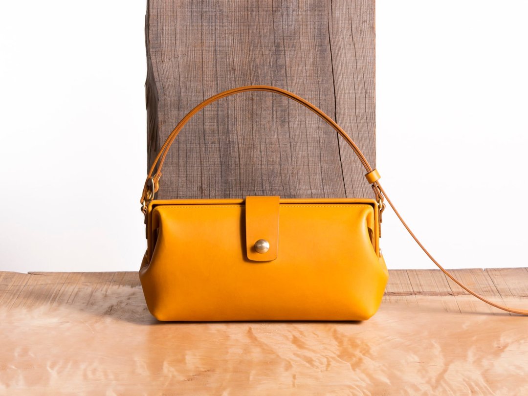 Paka-Pochette S #Yellow [Customizable gift] - 侧背包/斜挎包 - 真皮 黄色