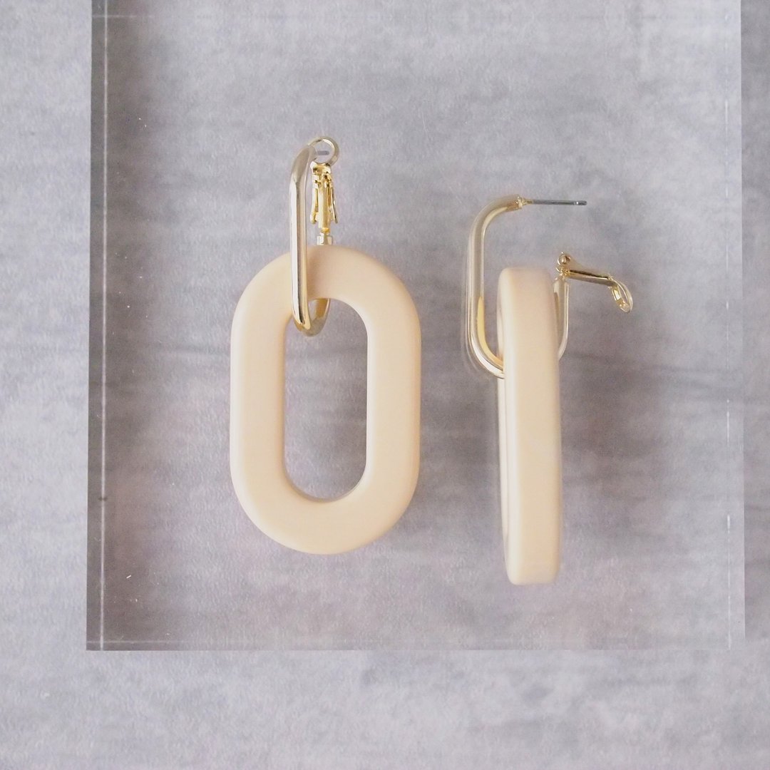 milk earrings - 耳环/耳夹 - 压克力 卡其色