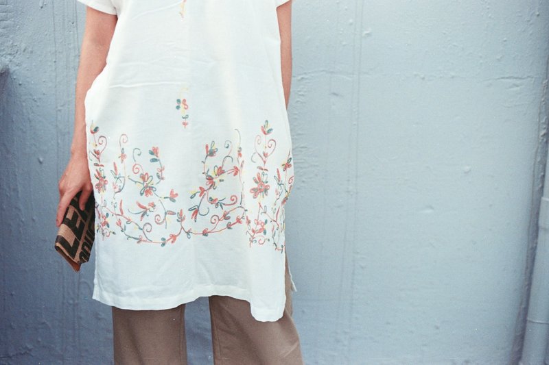 【换季特卖】夏日白色薄棉 宽松长版洋装 仿刺绣印花 侧边开衩款 - 洋装/连衣裙 - 棉．麻 白色