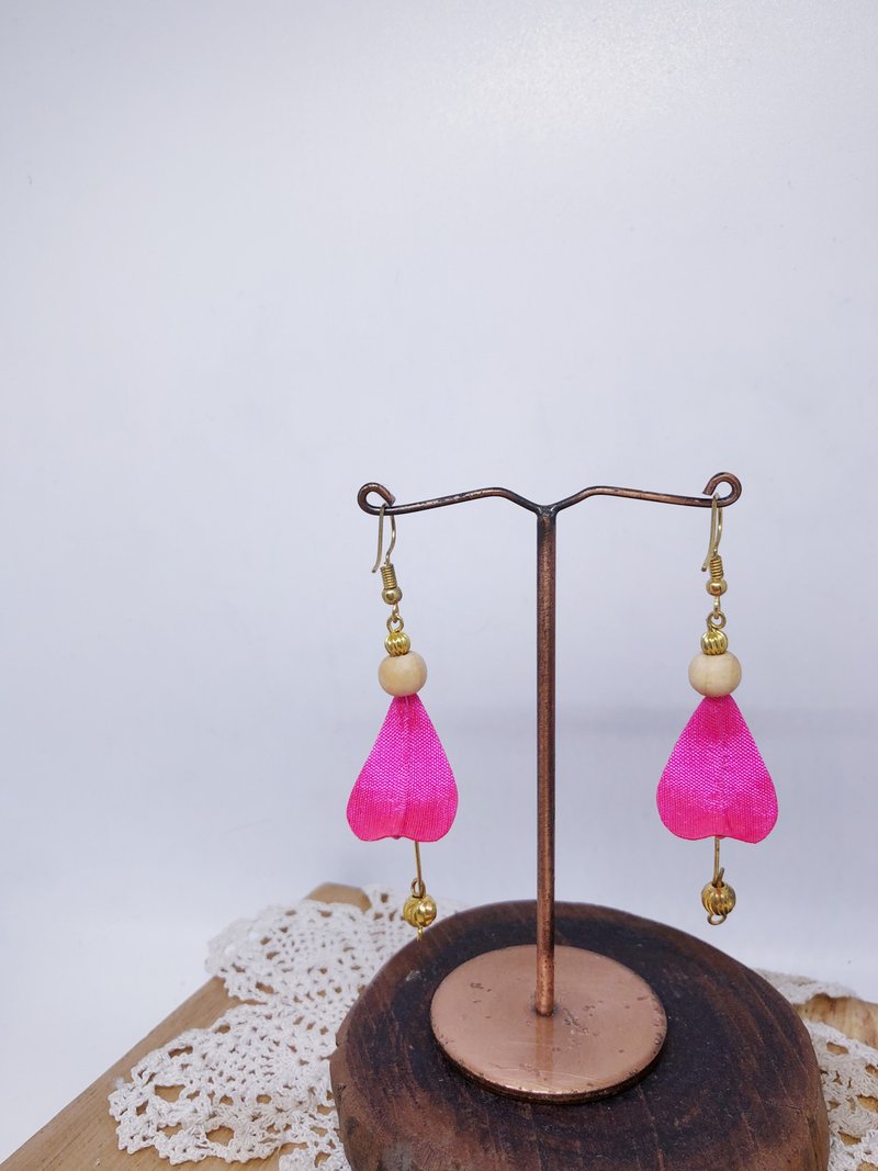 Thai silk earrings - 耳环/耳夹 - 丝．绢 粉红色