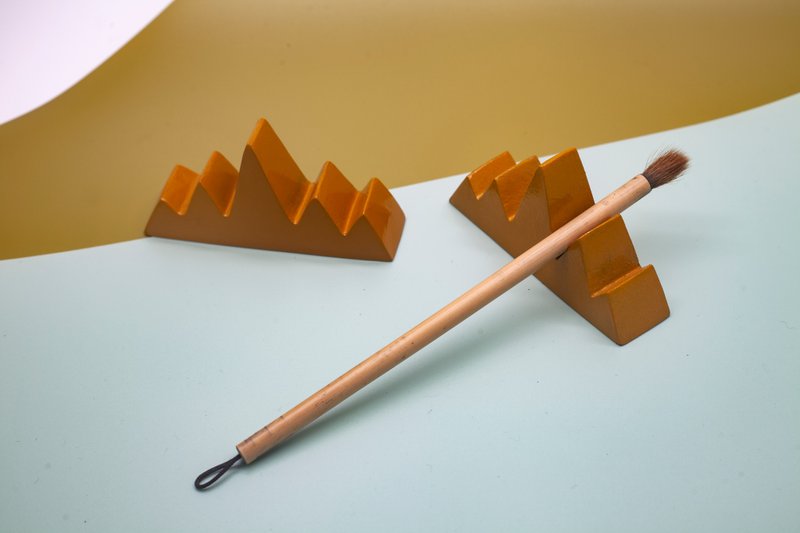 夹纻黄漆山行笔搁 - 笔筒/笔座 - 其他材质 黄色