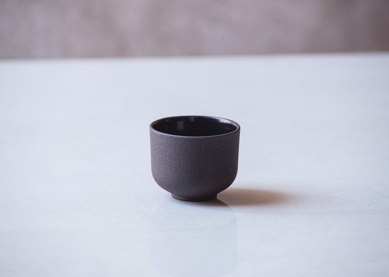 EMMA 黑砂手工杯 完美呈现单份浓缩咖啡或清酒的风味。 - 其他杯子 - 陶 黑色