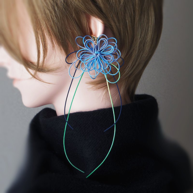 单边耳骨夹 花回旋・漂 - 耳环/耳夹 - 其他金属 蓝色