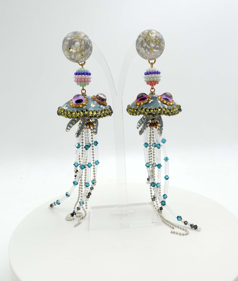 巨眼外星怪兽水母缀幻彩魔幻闪片配施华洛水晶珠耳环 胶质超轻巧 - 耳环/耳夹 - 塑料 多色