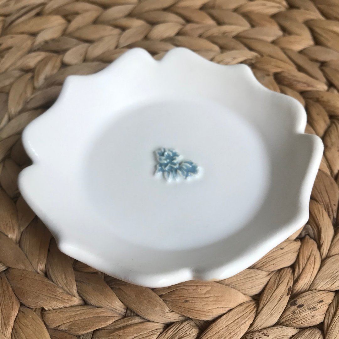 Dejavu Ceramics 手作陶瓷浮雕花鸟小盘 - 浅碟/小碟子 - 瓷 白色