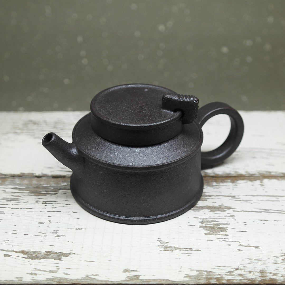玄寂 翘嘴扁罐身 正把茶壶 手作陶艺 茶道具 - 茶具/茶杯 - 陶 黑色