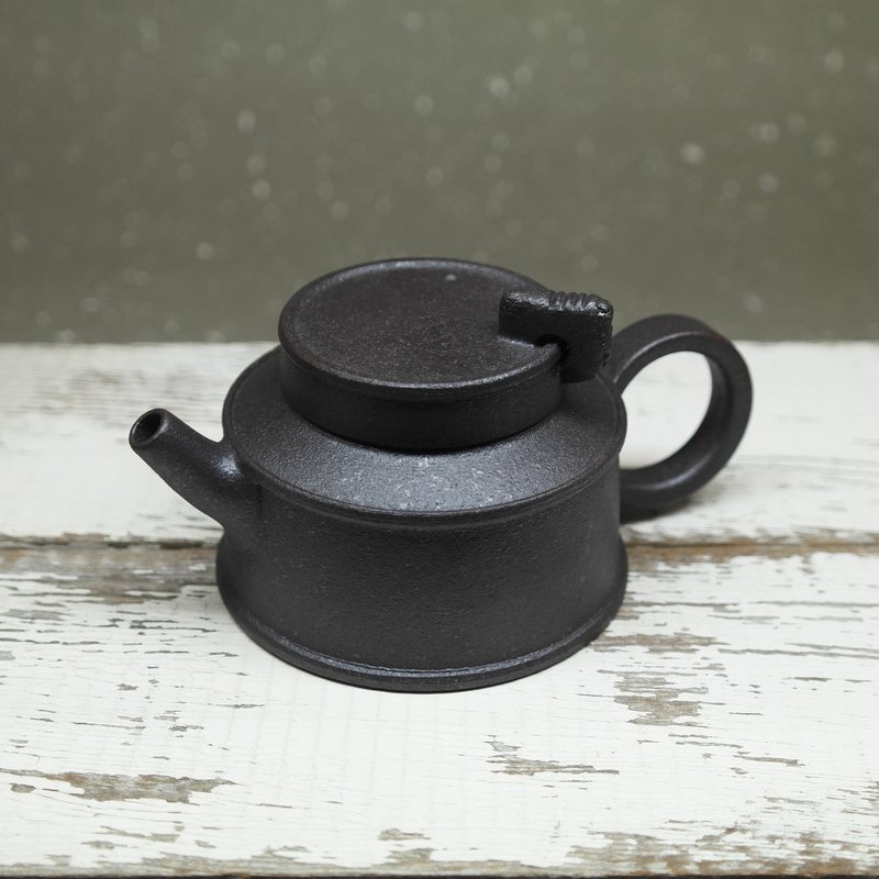 玄寂 翘嘴扁罐身 正把茶壶 手作陶艺 茶道具 - 茶具/茶杯 - 陶 黑色