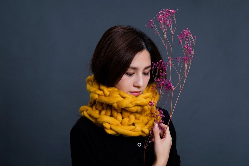 【盲藤手作-川】粗线100%纯羊毛编织围脖/姜黄 - 围巾/披肩 - 羊毛 卡其色