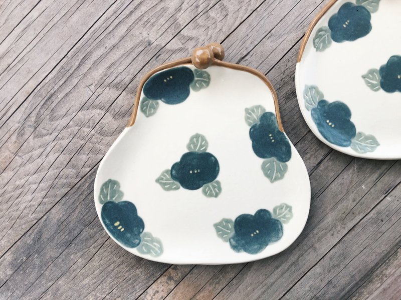 口金包造型盘-蓝绿色山茶花 - 盘子/餐盘/盘架 - 瓷 白色