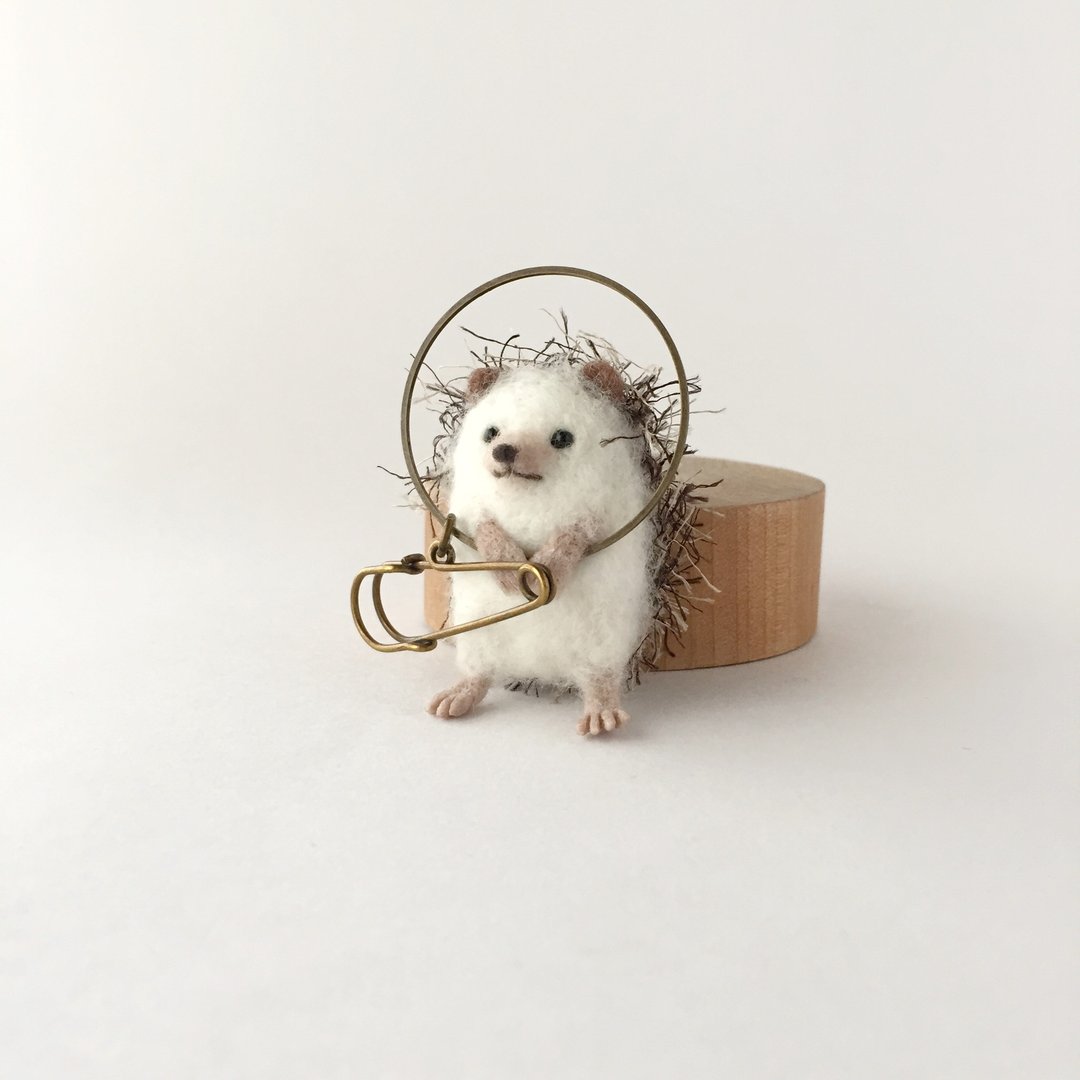 hanging hedgehog - 胸针 - 羊毛 