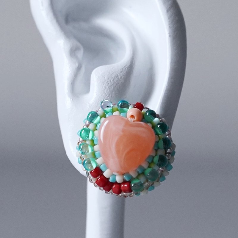喋喋不休的耳环/耳夹 No.19 鲑鱼粉爱心造型×绿色 珠饰刺绣设计 大尺寸 医疗级不锈钢 可选五金配件 - 耳环/耳夹 - 塑料 粉红色