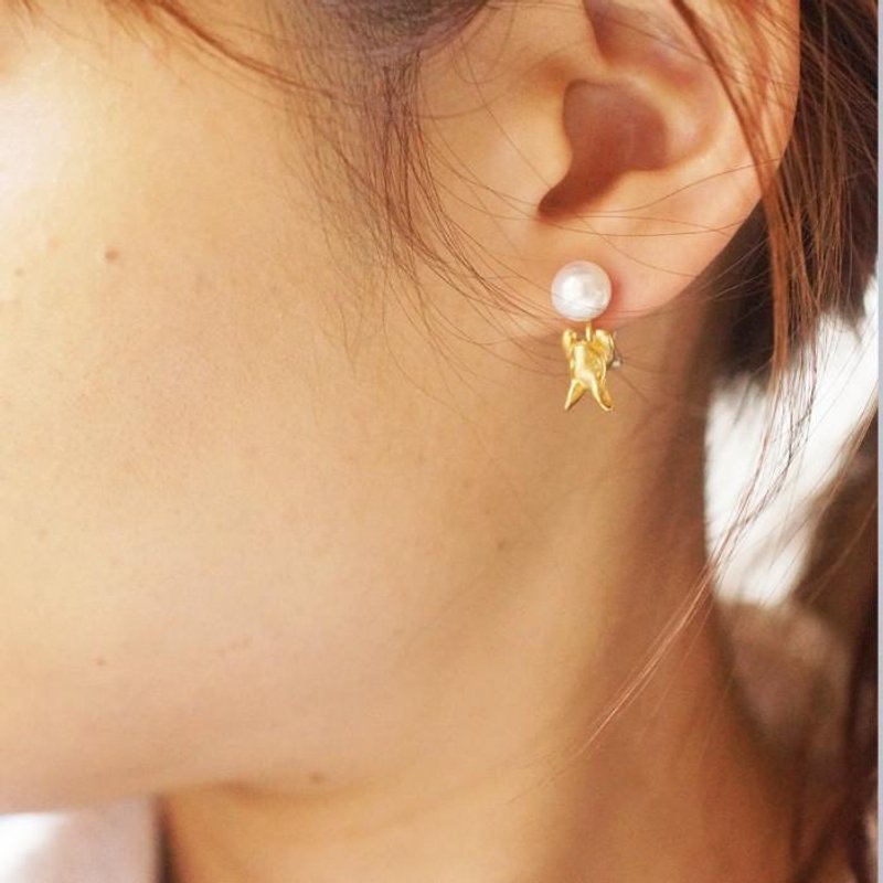 Pearl and Rabbit Clip-On Matte Gold One Ear - 耳环/耳夹 - 珍珠 金色