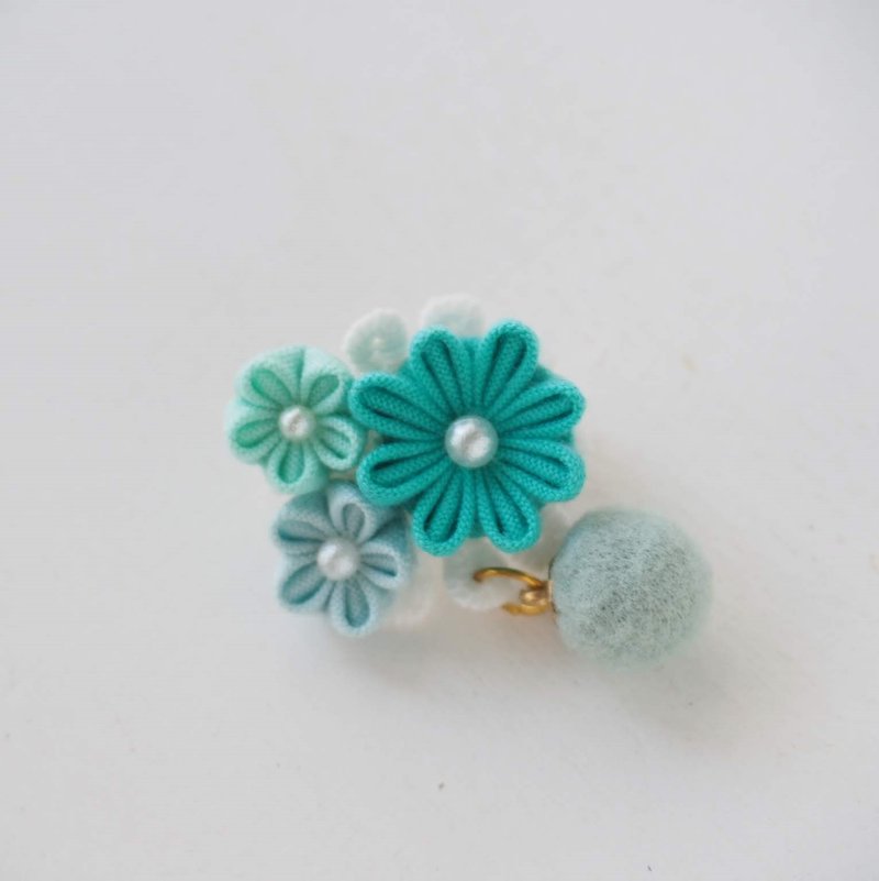 薄荷绿定制扣针/胸针/心口针 つまみ细工 - 胸针 - 棉．麻 绿色