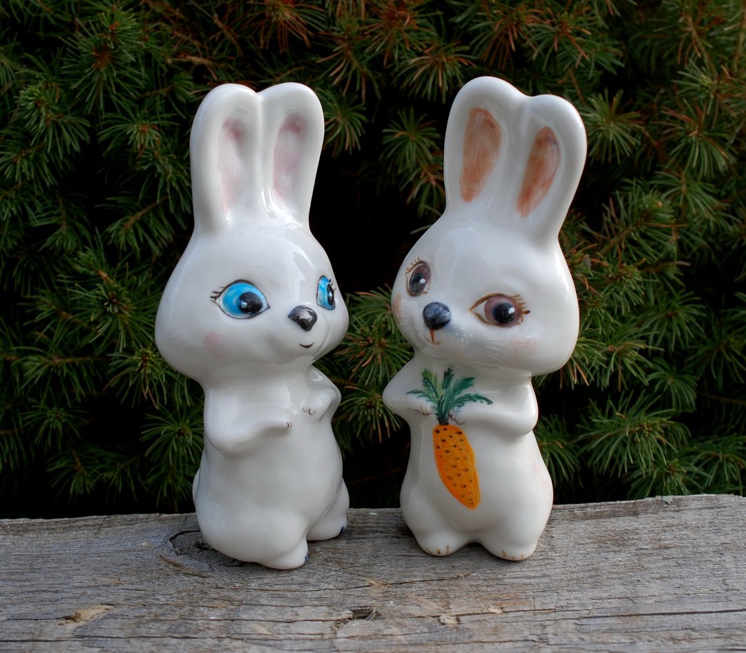 Rabbits porcelain figurines Couples in love White rabbit with a carrot Cute har - 摆饰 - 瓷 多色