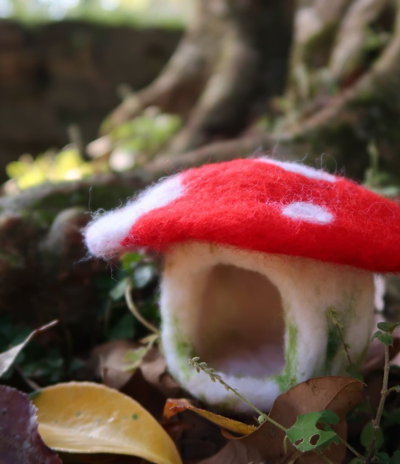 Needle felted Mushroom House made of 100% wool - 玩具/玩偶 - 羊毛 