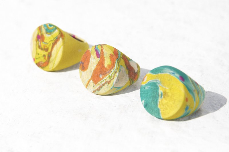 圣诞节礼物 交换礼物 手工宇宙感戒指 / 渐层戒指 / 天然木质戒指 / 手工戒指 / 水彩风戒指 - 水彩缤纷色星球 宇宙星球 宇宙星空 彩虹线条 - 戒指 - 木头 多色