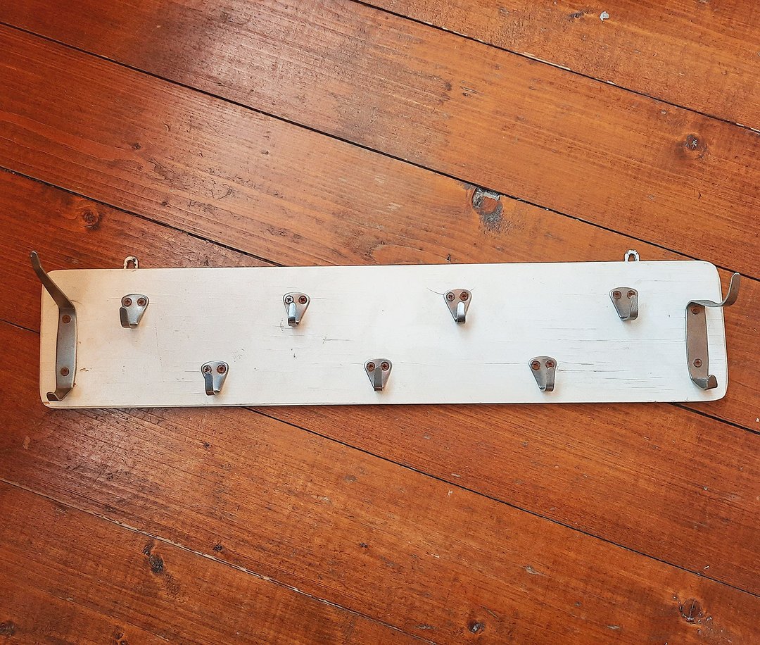 Retro 1970s wooden wall hanger plank - white clothes rack with small metal hooks - 衣架/挂勾 - 木头 白色