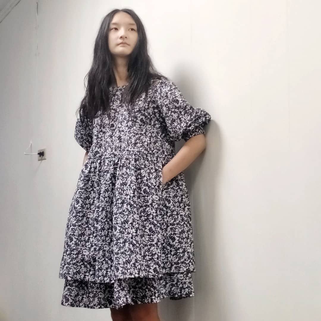 澎袖双层裙摆短洋装--白底蓝紫印花泡泡布 - 洋装/连衣裙 - 其他材质 