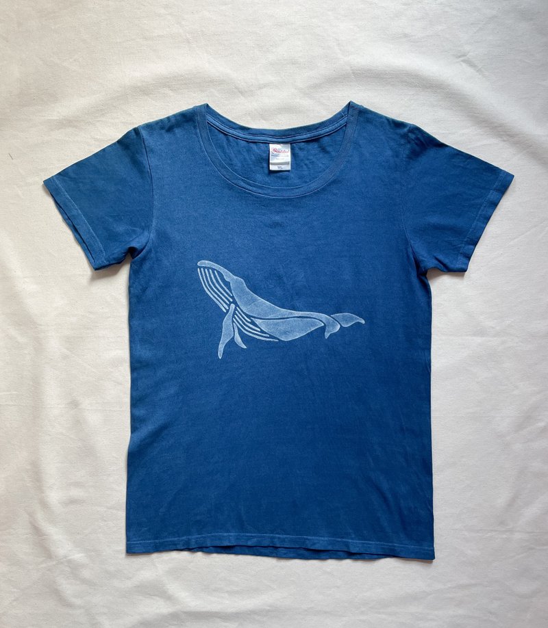 Whale TEE Indigo dyed Star swimming in the dark night - 女装 T 恤 - 棉．麻 蓝色