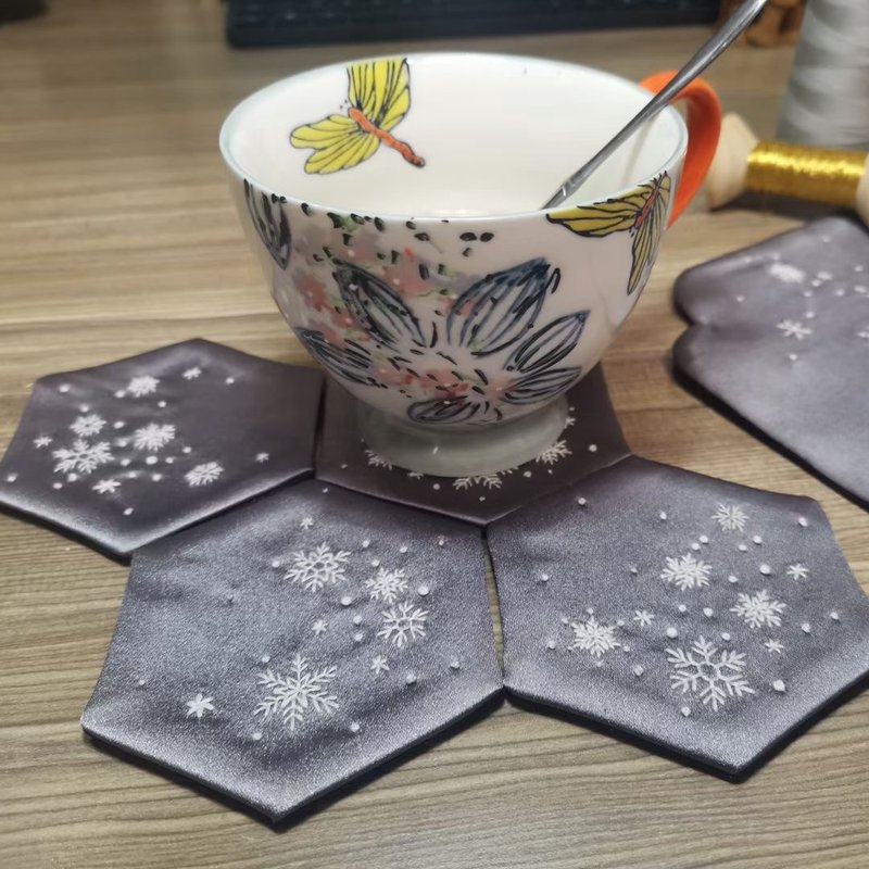 给独一无二的妳 - 雪花杯垫 - 刺绣杯垫 - 下午茶时光 - 摆饰 - 丝．绢 灰色