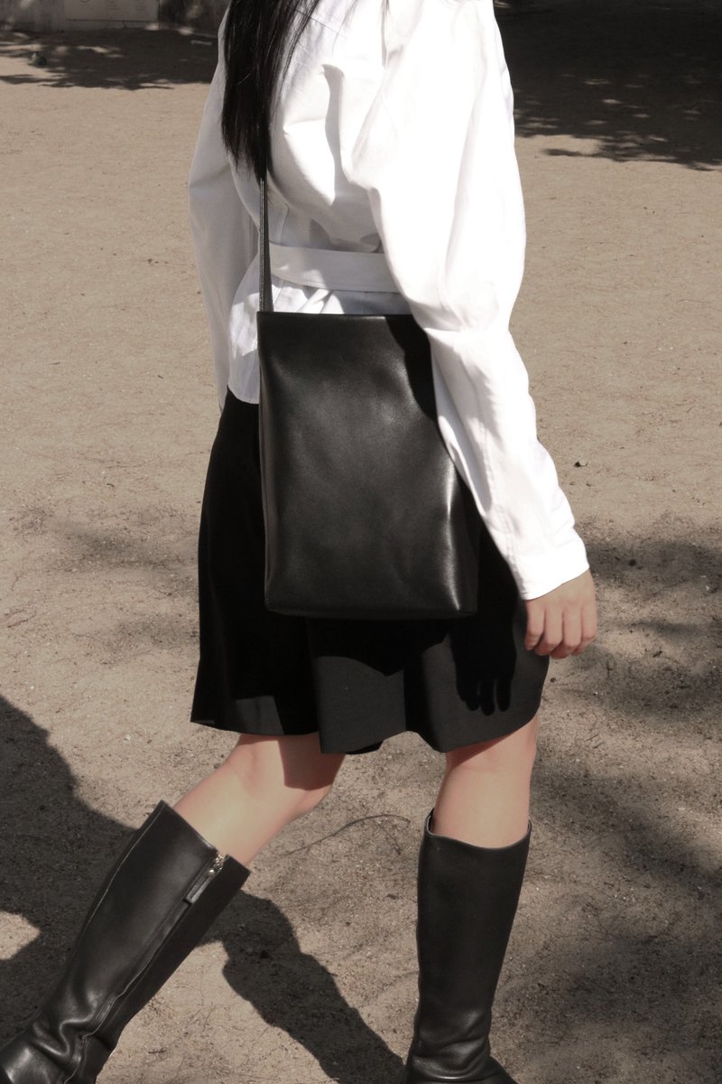 【季度清货6折】斜线大容量皮革斜跨包 香港小众设计 男包女包 - 侧背包/斜挎包 - 真皮 黑色