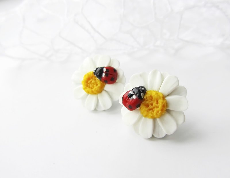 Daisy earrings clay Camomile stud earrings Summer Daisy Flower Ladybird earrings - 耳环/耳夹 - 粘土 白色