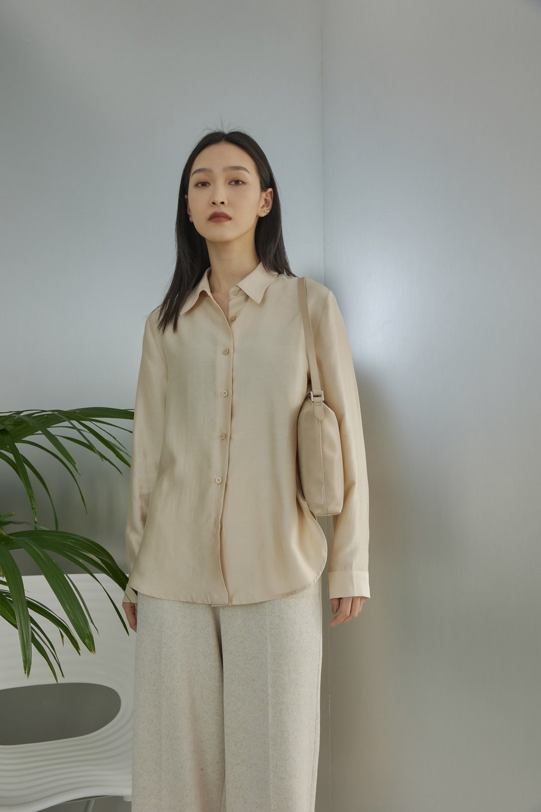 【品牌选品】质感微光泽 俐落衬衫 米杏 - 女装衬衫 - 聚酯纤维 卡其色