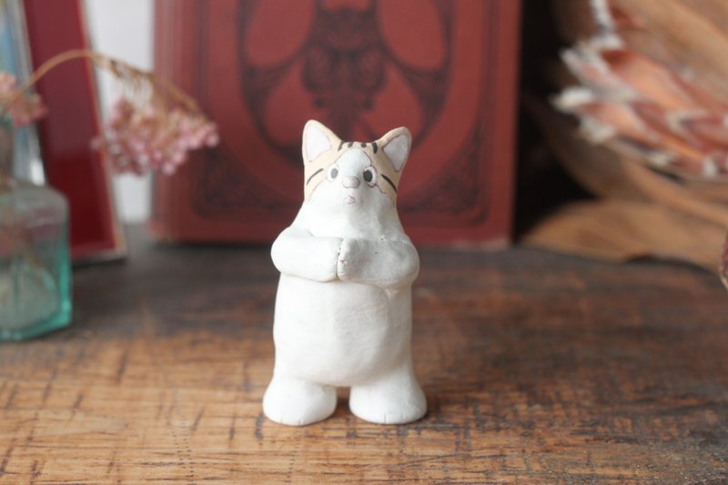 棕色和白色的猫迷你模型 - 玩偶/公仔 - 陶 卡其色