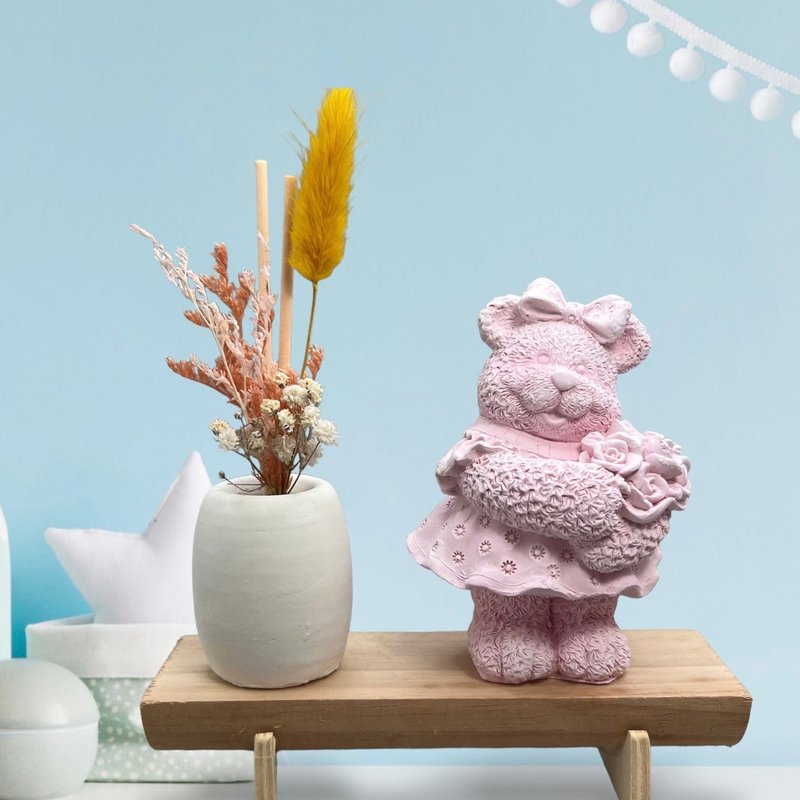 快速出货 玫瑰捧花小熊(粉色) 原木底座系列 搭配永生花瓶 - 香薰/精油/线香 - 水泥 粉红色