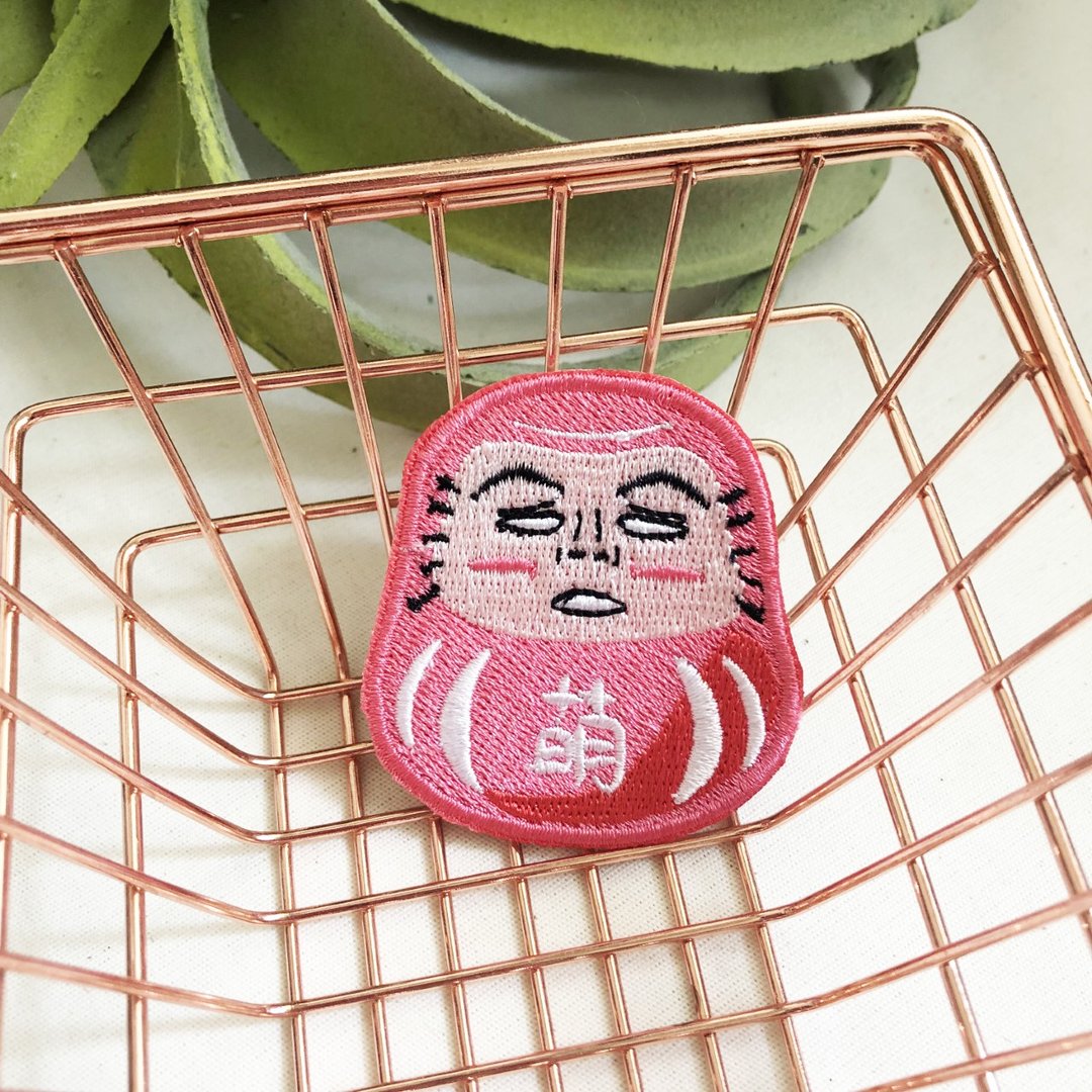 粉红色反白眼 达摩刺绣胸针或绣片一个 - 胸针 - 绣线 多色