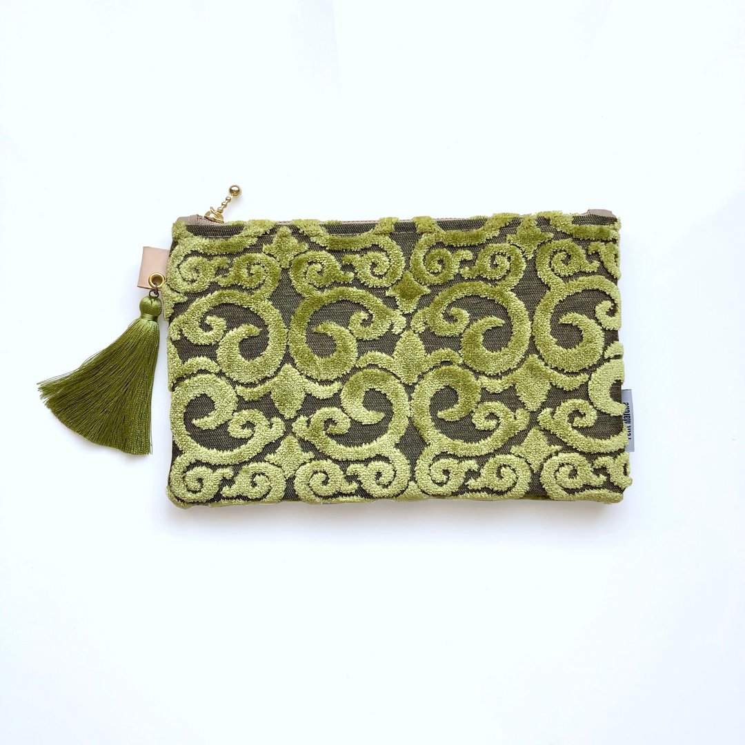 Damask pattern pouch made from French fabric Khaki green with tassel - 化妆包/杂物包 - 棉 绿色
