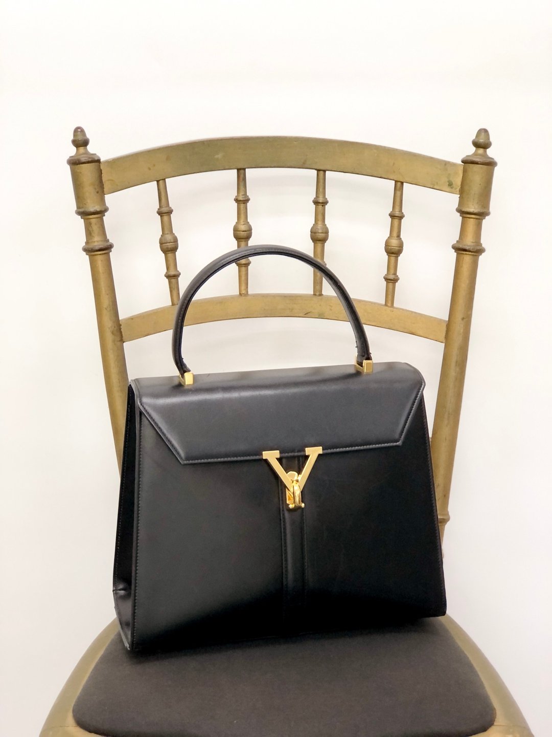 【VintageShop solo 日本直送中古包专卖店】VALENTINO GARAVANI 经典手提包 黑色 V Logo 皮革 经典款式 pbs668 - 手提包/手提袋 - 真皮 黑色