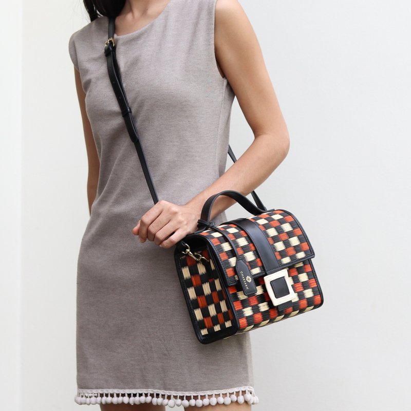 Chaksarn Candy Handbag from Woven Straw &Leather for Summer - 手提包/手提袋 - 真皮 黑色