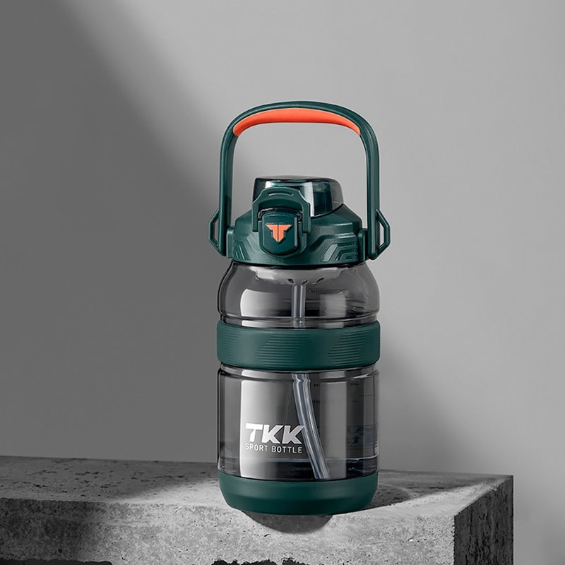 【TKK】美国进口Tritan户外攀峰 手提+背带运动水壶1200ML-高山绿 - 水瓶/水壶 - 其他材质 绿色