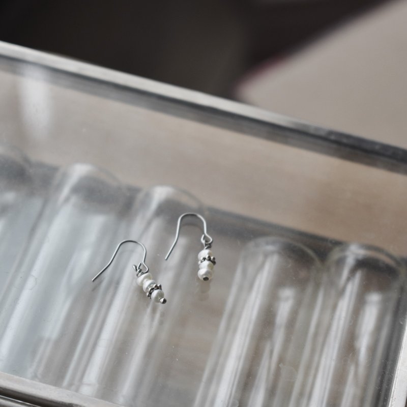 ZHU.手工耳环 | 轻抚的温柔 (淡水珍珠/气质/耳夹/圣诞/交换礼物) - 耳环/耳夹 - 珍珠 白色