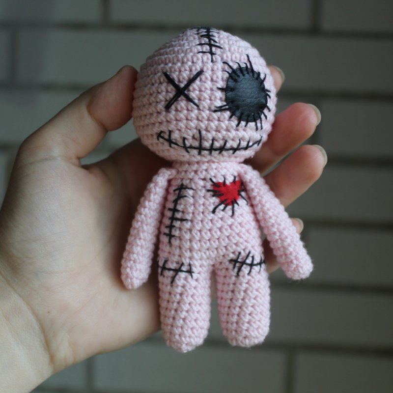 Pink Voodoo doll mascot Keychain keyring Halloween gift Decor Crochet Witchcraft - 钥匙链/钥匙包 - 羊毛 粉红色