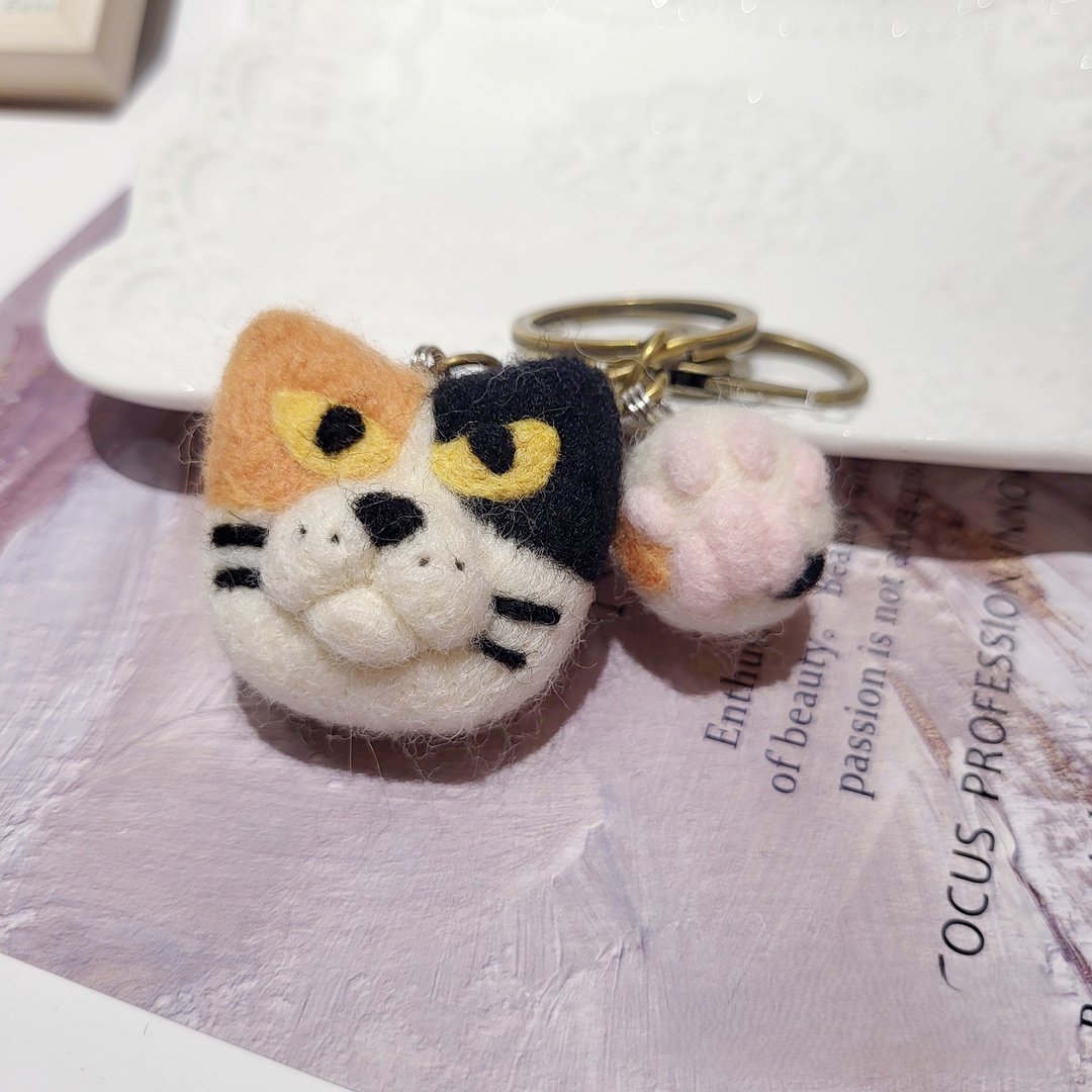 佩宁手作+兔娟画猫+猫头钥匙圈.三花猫羊毛毡│吊饰.猫咪挂件│ - 钥匙链/钥匙包 - 羊毛 