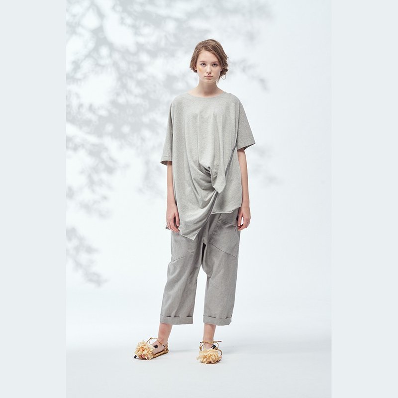 2001B36 不规则抓绉设计上衣 - 女装 T 恤 - 棉．麻 