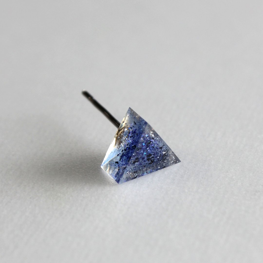 蓝色树脂耳环 / 537 / 三角形 / 天空翻涌 Sky is Tumbling - 单只 - 耳环/耳夹 - 塑料 蓝色