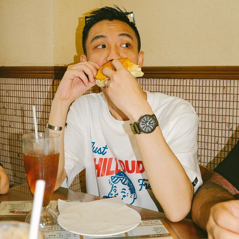 DAKYAM 2023 复古小孩头像印花圆领宽松短袖TEE恤 - 男装上衣/T 恤 - 棉．麻 