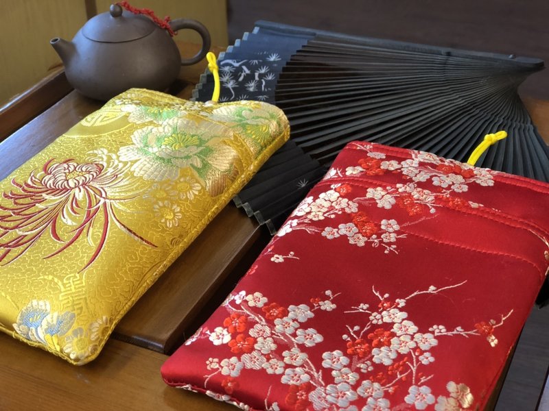 台湾制设计师款充电寳移动电源套 - 化妆包/杂物包 - 丝．绢 多色