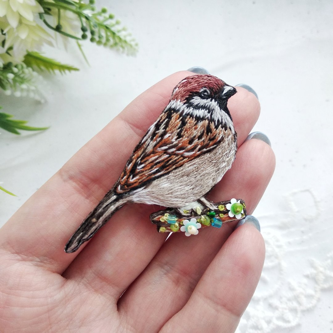Sparrow bird brooch, handmade realistic embroidery, Hong Kong Wild Bird - 胸针 - 绣线 咖啡色
