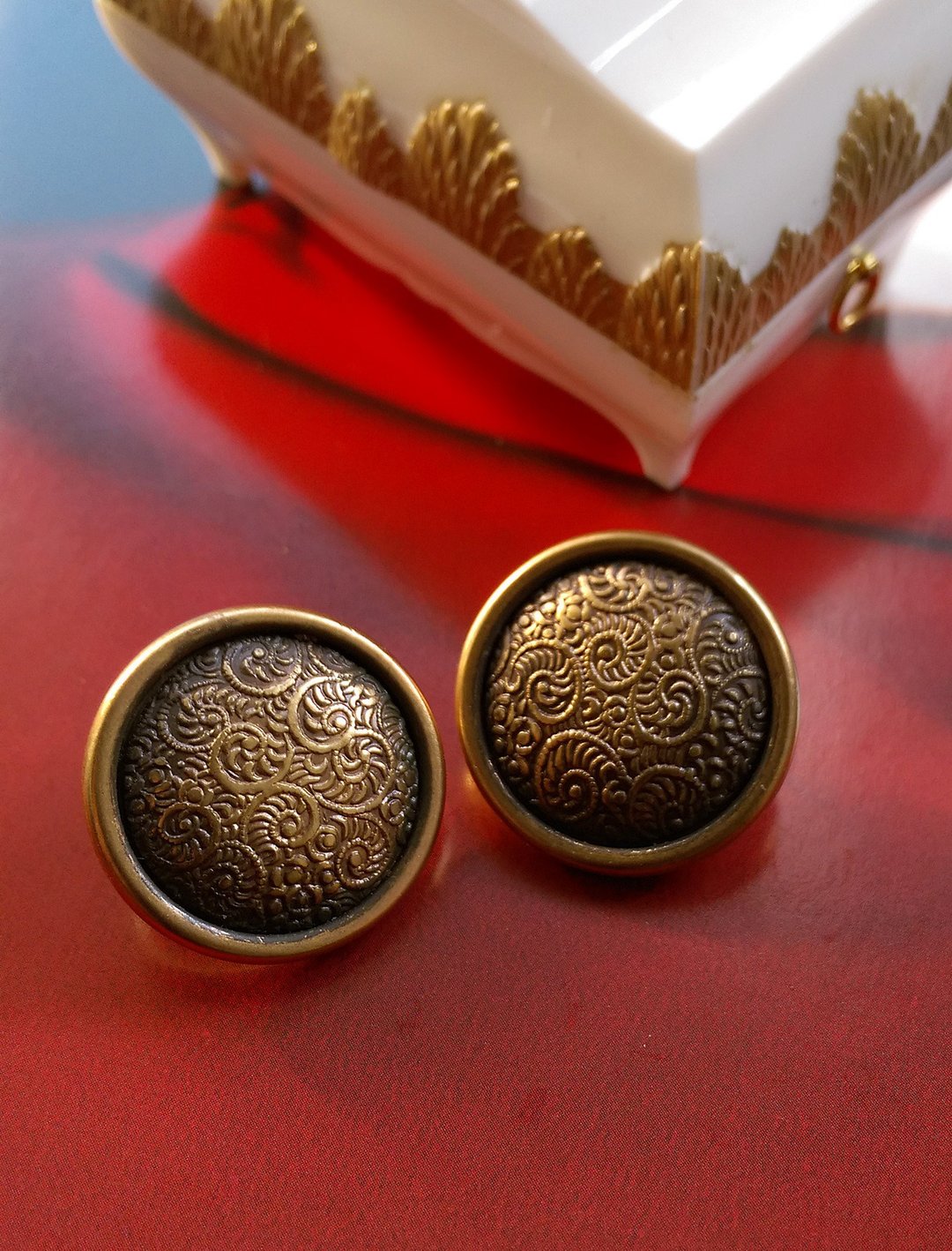 西洋古董饰品。MONET  细致压花钮扣 针式耳环 - 耳环/耳夹 - 其他金属 金色