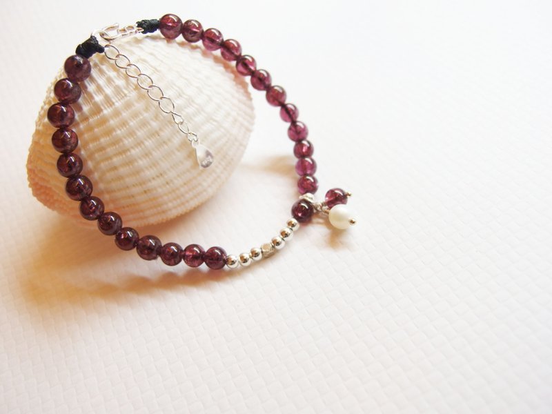 晶晶工坊*Love2hm 初见相思-925纯银/紫牙乌(石榴石宝石)/天然淡水珍珠 - 手链/手环 - 宝石 紫色