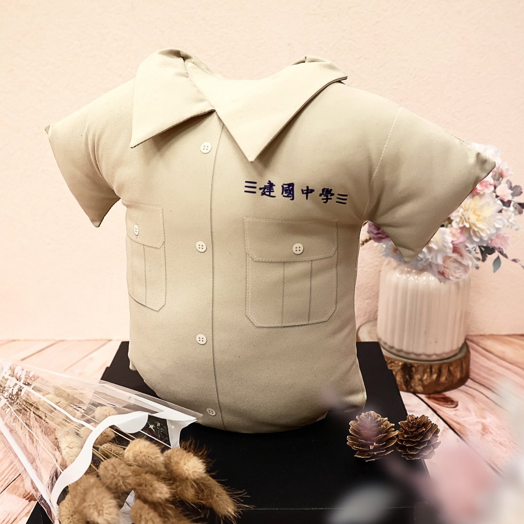 【定制制服抱枕】专利制作站立式抱枕 / 毕业礼物－尖领款 - 枕头/抱枕 - 其他人造纤维 卡其色