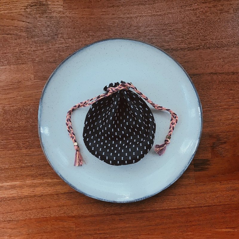 双面圈圈小袋 / 黑白配 - 化妆包/杂物包 - 其他材质 黑色